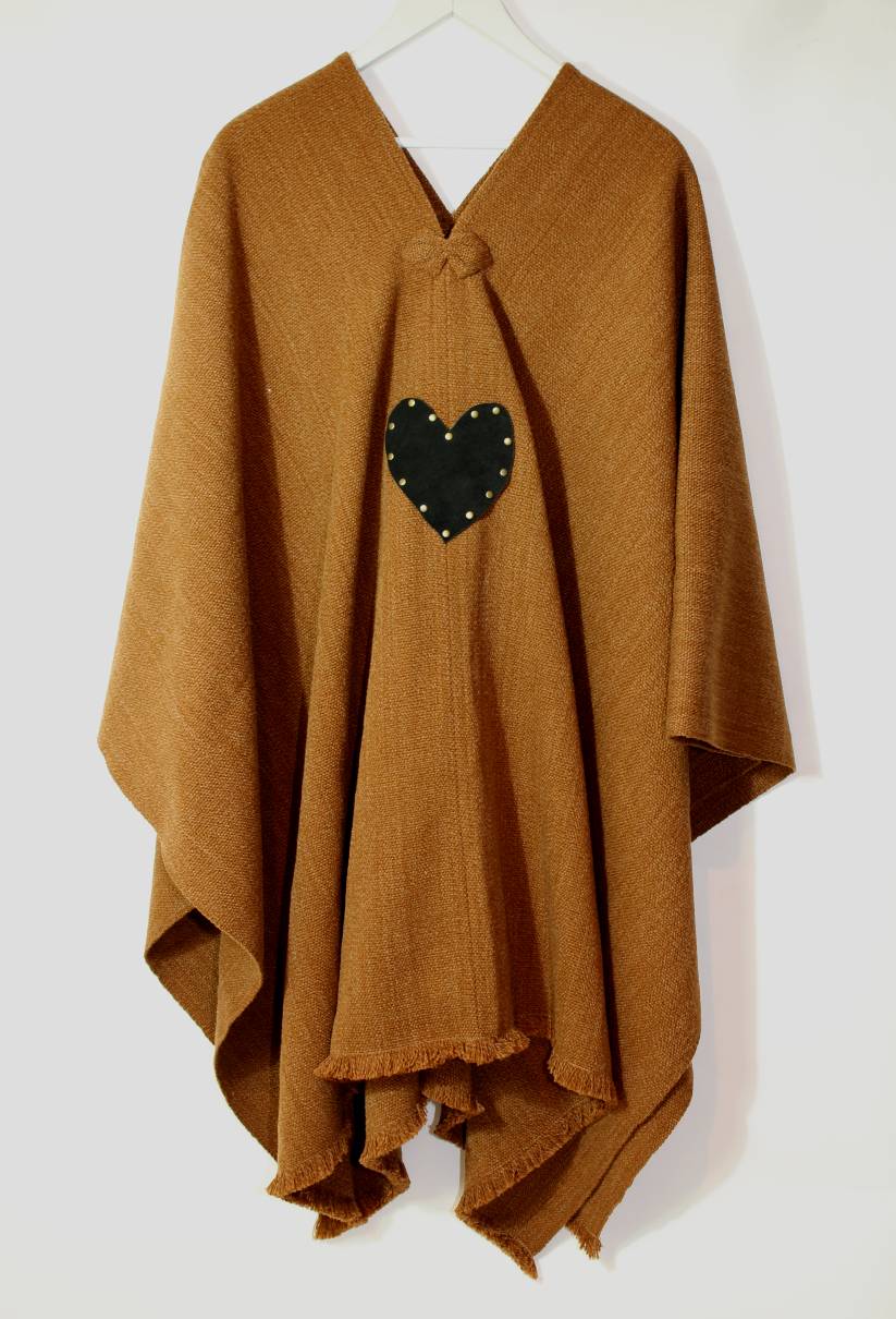 Poncho Corazón Camel - Santa Pecadora