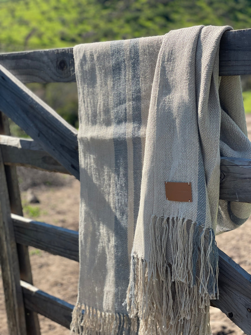 Manta hilado de lino beige con lineas grises