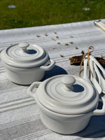 Set 2 mini cacerolas cerámica blanca con tapa