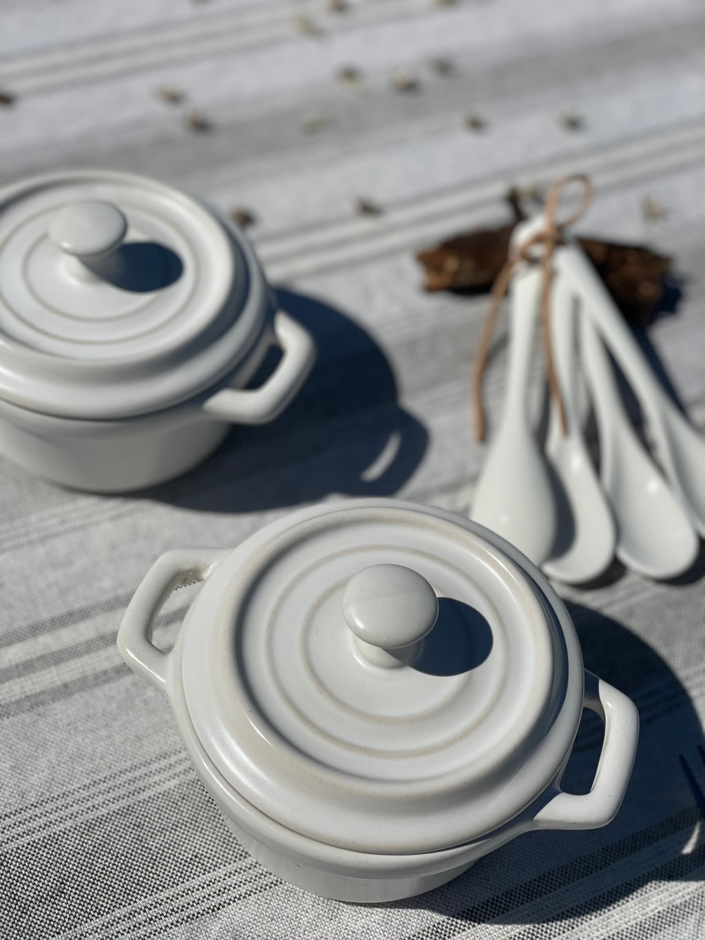 Set 2 mini cacerolas cerámica blanca con tapa